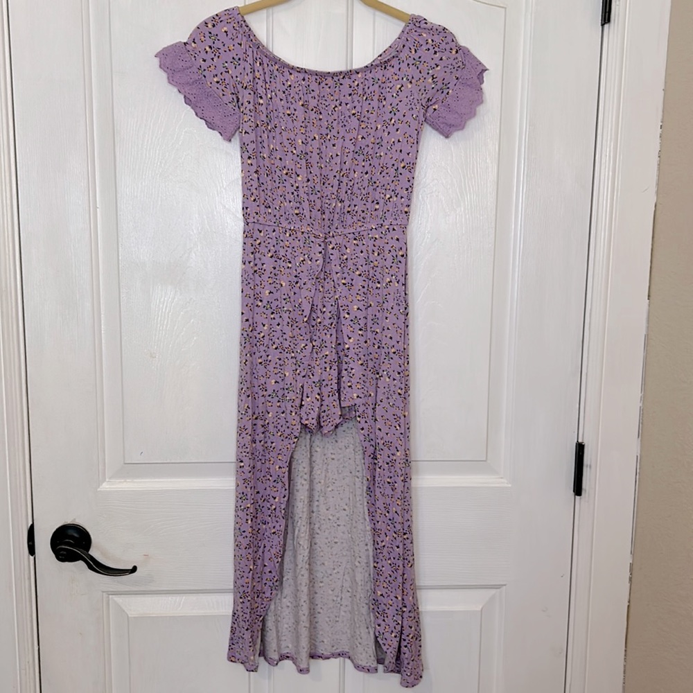 💜Art Class sz M(7/8) lavender print high low split maxi with shorts. Lace neck.